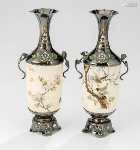 A PAIR OF SHIBAYMA-STYLE IVORY VASES WITH SILVER MOUNTINGS