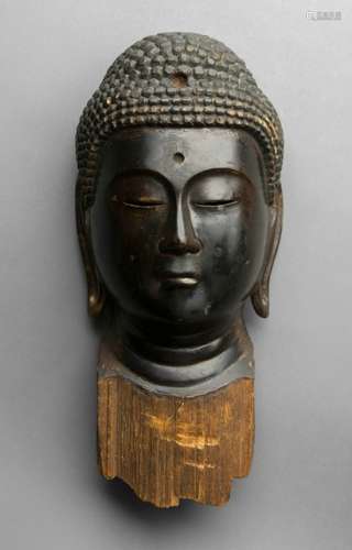 A BLACK-LACQUERED WOOD FRAGMENT OF AMIDA BUDDHA HEAD