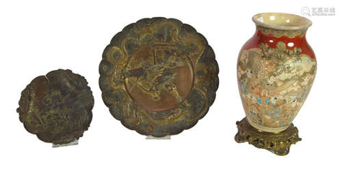 TWO COLOURED METAL DISHES DECORATED WITH SAMURAI AND A SATSUMA EARTHENWARE VASE WITH FIGURAL DECORATIONS