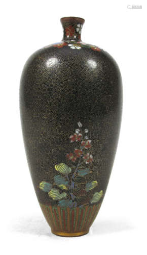 A SMALL SPIRAL-GROUND VASE WITH FLOWER DECOR