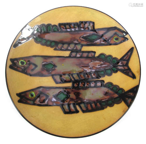 A PORCELAIN DISH DECORATED WITH THREE FISHES