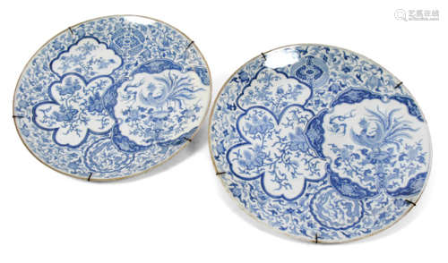 A PAIR OF UNDEGLAZE BLUE AND WHITE PORCELAIN PLATES DEPICTING PHOENIX AND FLOWERS