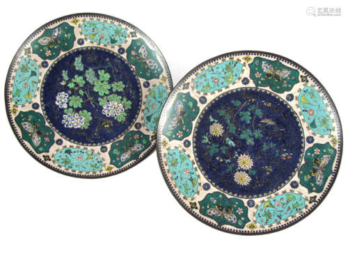 A PAIR OF CLOISONNÉ ENAMEL DISHES DECORATED WITH HYDRANGEA