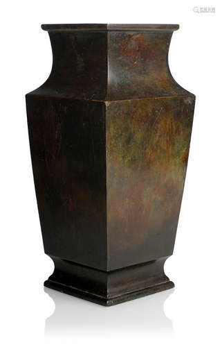 A SQUARE-SHAPED BRONZE VASE