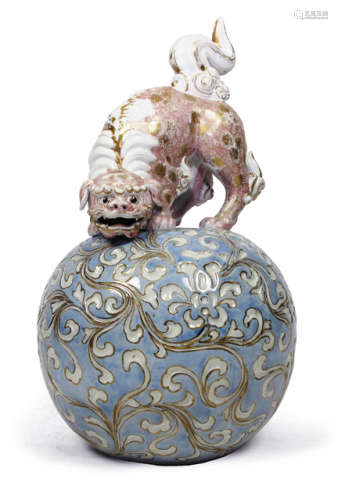 A POLYCHROM DECORATED PORCELAIN SHISHI ON TOP OF A BALL