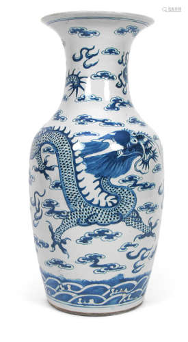 A BLUE AND WHITE PORCELAIN VASE DEPICTING DRAGONS AMIDST CLOUDS