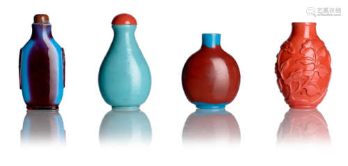 A GROUP OF FOUR GLASS SNUFF BOTTLES IMITATING GEMSTONES AND PORCELAIN