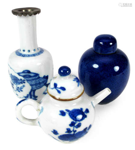 AN UNDERGLAZE BLUE AND WHITE PORCELAIN MINIATURE TEAPOT AND VASE AND A BLUE PORCELAIN MINIATURE VASE AND COVER