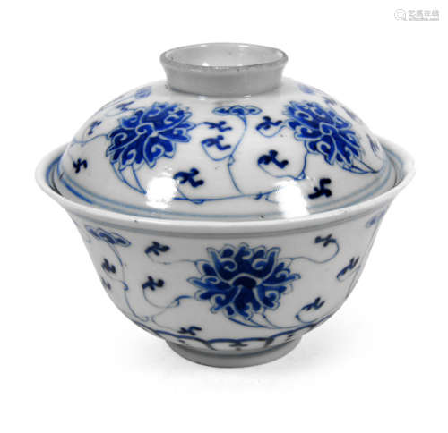 AN UNDERGLAZE BLUE AND WHITE PORCELAIN BOWL AND COVER DEPICTING LOTUS