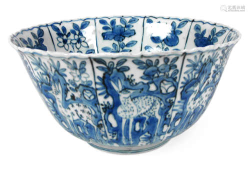 A BLUE AND WHITE PORCELAIN BOWL DEPICTING DEERS