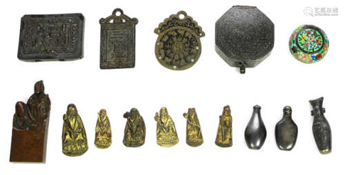 A GROUP OF 15 METAL AND SILVER ITEMS INCLUDING APPLIQUES OF CLOTHES