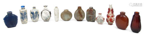 A GROUP OF 12 DIFFERENT SNUFF BOTTLES AND VARIOUS STOPPERS