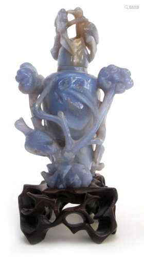 A BLUE AGATE VASE AND COVER DEPICTING BIRDS AND LINGZHI IN HIGH RELIEF