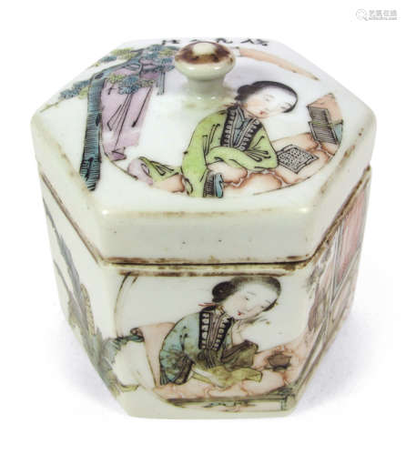 A POLYCHROME DECORATED PORCELAIN INK VESSEL DEPICTING A READING LADY