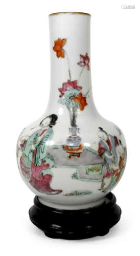 A POLYCHROME DECORATED PORCELAIN VASE WITH FIGURAL PATTERN