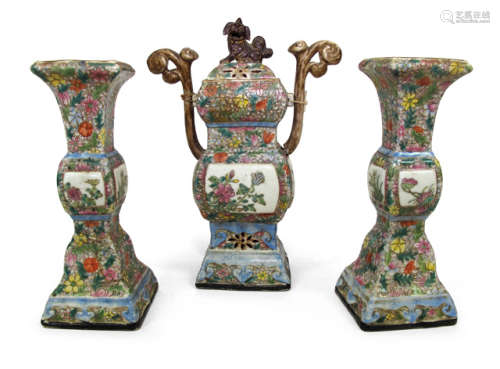 A THREE PIECES PORCELAIN ALTAR SET WITH FLORAL PATTERN