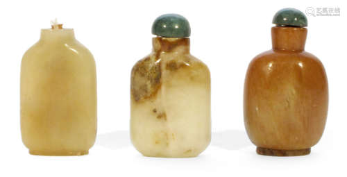 A GROUP OF THREE COLOURED JADE SNUFFBOTTLES