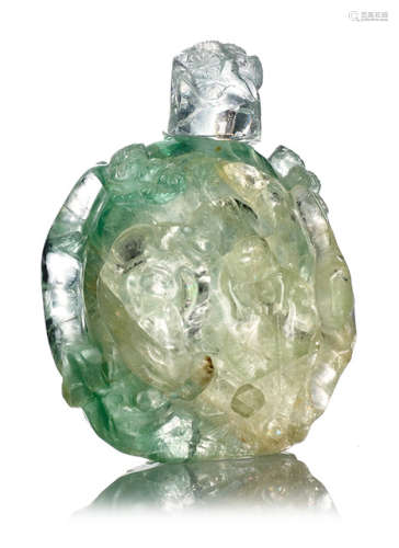 A LIGHT GREEN CARVED CRYSTAL SNUFFBOTTLE AND STOPPER