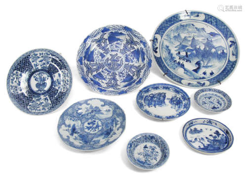 EIGHT BLUE AND WHITE DECORATED PORCELAIN DISHES
