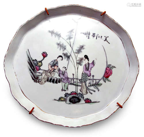 AN OVAL PORCELAIN PLATE WITH FIGURAL DECORATION