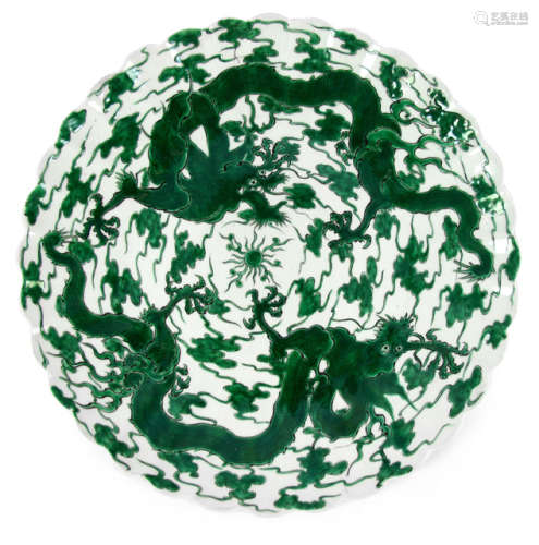 A LARGE GREEN AND WHITE DECORATED PORCELAIN PLATE DEPICTING THREE FIVE-CLAWED DRAGONS