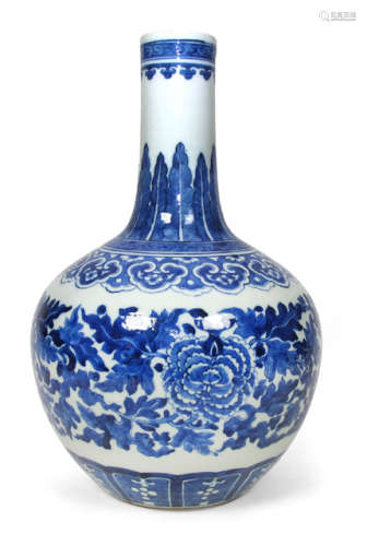 A BLUE AND WHITE DECORATED PORCELAIN VASE WITH FLORAL PATTERN