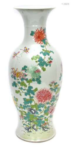 A LARGE FAMILLE ROSE PORCELAIN VASE