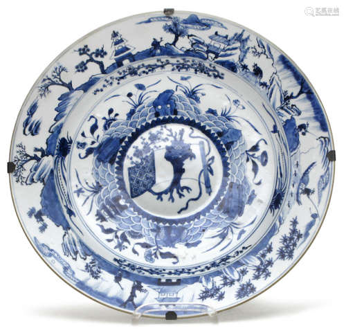 AN UNDERGLAZE BLUE AND WHITE PORCELAIN PLATE