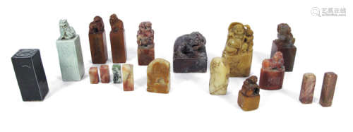 A GROUP OF 18 MOSTLY STONE SEALS AND WEIGHTS