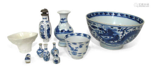 A GROUP OF TEN MOSTLY BLUE AND WHITE DECORATED PORCELAINS