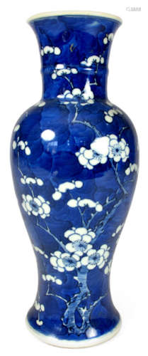 AN UNDERGLAZE BLUE AND WHITE PORCELAIN VASE DEPICTING PLUM BLOSSOMS