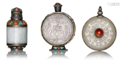 A GROUP OF THREE JADE SNUFF BOTTLES WITH SILVER MOUNTING