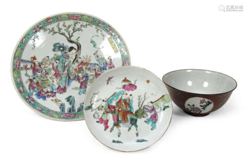 TWO FAMILLE ROSE DISHES WITH FIGURAL SCENES AND A BOWL