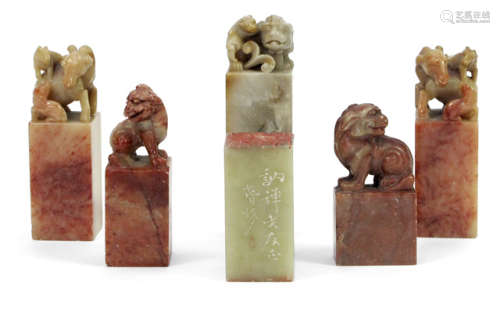 A GROUP OF FIVE PLAIN SOAPSTONE SEALS WITH LION KNOBS AND ONE CARVED SEAL