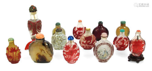 A GROUP OF 13 MOSTLY AGATE AND BEIJING GLASS SNUFFBOTTLES