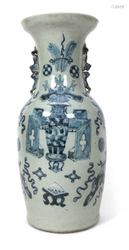 A BLUE AND WHITE PORCELAIN VASE DEPICTING ANTIQUES AND EMBLEMS