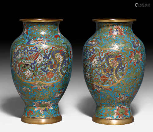 A PAIR OF CHAMPLEVÉ VASES. Japan, 19th c. H 36.5 cm. Mark: Shinryô.