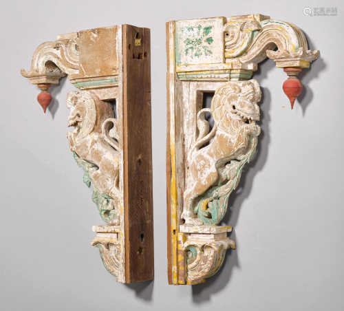 A PAIR OF WOODEN YALI CONSOLES. India, 19th/20th c. H 52 cm. Traces of painted decoration.