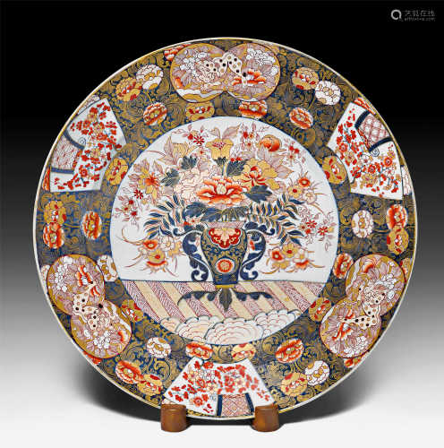 A LARGE DISH IN THE IMARI STYLE WITH FLOWER DECORATION.