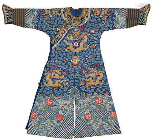 AN EMBROIDERED BLUE GAUZE DRAGON ROBE.