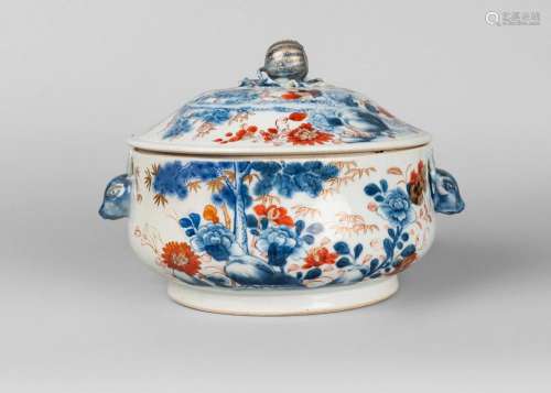 A Chinese export porcelain circular tureen, Qianlong period, painted in underglaze blue, overglaze red, and gilt with peopny, pine, and bamboo, with hare-mask handles and pomegranate finial, 28cm wide, 19cm high