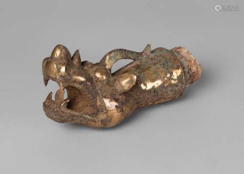 A Chinese Han style gilt metal chariot pommel, 20th/21st century, modelled as a snarling mythical beast, 20cm long