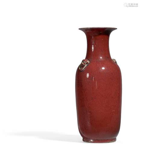 GROßE VASE MIT LÖWENKÖPFEN UND RINGEN. China. 19. Jh. Steinzeug mit kräftig roter, teils