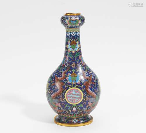 KNOBLAUCHVASE MIT DRACHEN UND LOTOS. China. Kupfer mit Cloisonné und Vergoldung. H. 21,5cm.