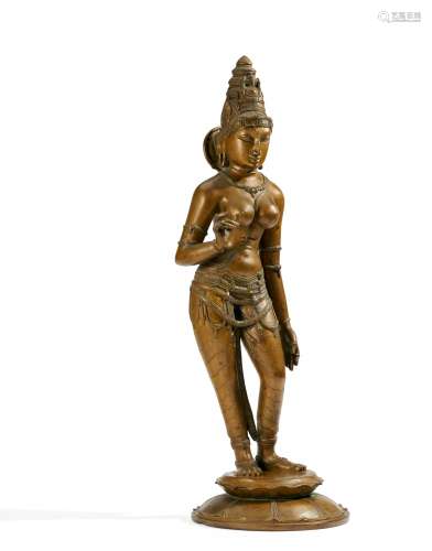 BEEINDRUCKEND GROßE FIGUR DER MUTTERGÖTTIN PARVATI. Indien. Wohl 19. Jh. oder früher. Bronze mit