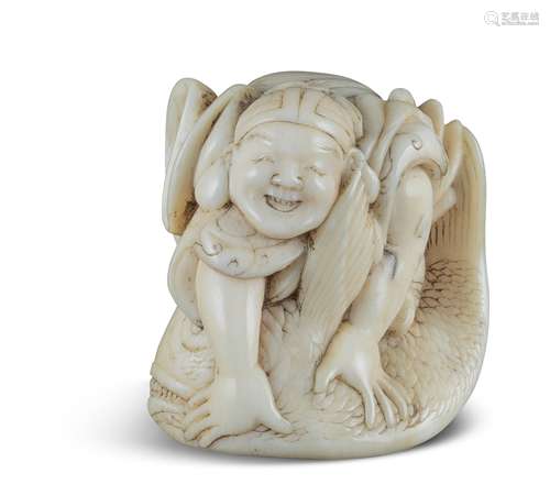 NETSUKE: EBISU. Japan. Edo-Zeit. Jugendlicher, fröhlich strahlender Glücksgott Ebisu, sein Gewand