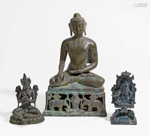 BUDDHA, WEIßE TARA UND GANESHA. Asien. Bronze mit dunkler, bzw. grünlicher Patina. a) Ganesha: