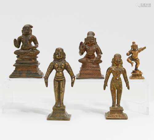 ZWEI SITZENDE GÖTTER, TANZENDER KRISHNA UND ZWEI STEHENDE GÖTTINEN. Indien. 19./20. Jh. Bronze mit