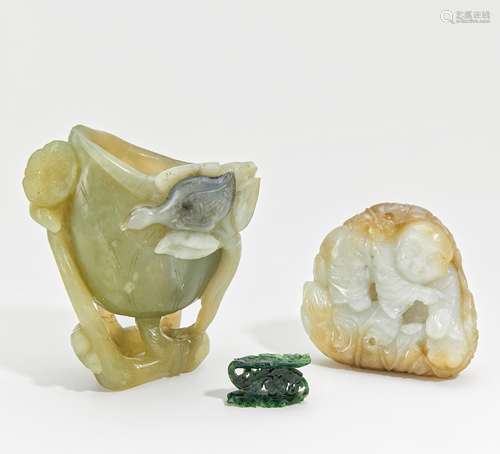 PINSELWASCHER UND PINSELABLAGE. China. 18./19. Jh. Speckstein/Spinatjade. Pinselwascher H. 10cm/