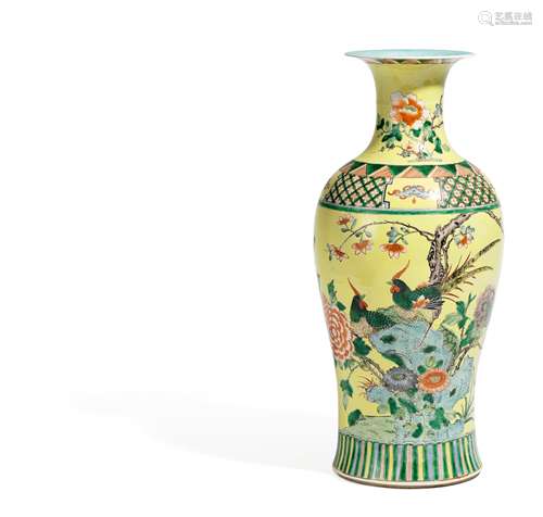 VASE MIT FASANENPAAR IN BLÜHENDEN PÄONIEN. China. Qing-Dynastie. 19. Jh. Porzellan, bemalt in